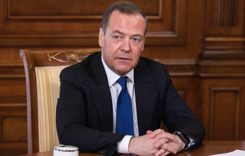 Guerre en Ukraine : Dmitri Medvedev qualifie Emmanuel Macron de « trouillard zoologique » avant sa visite en Ukraine